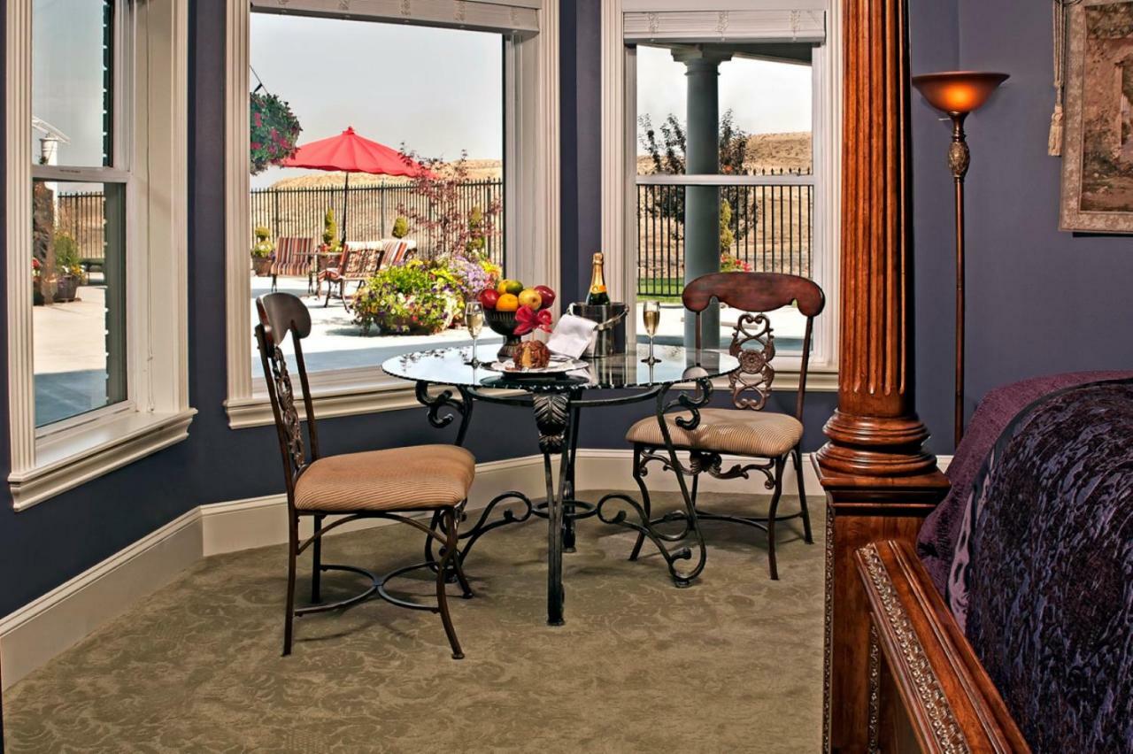 Bed and Breakfast Cameo Heights Mansion And The Vine Fine Dining Restaurant Touchet Екстер'єр фото